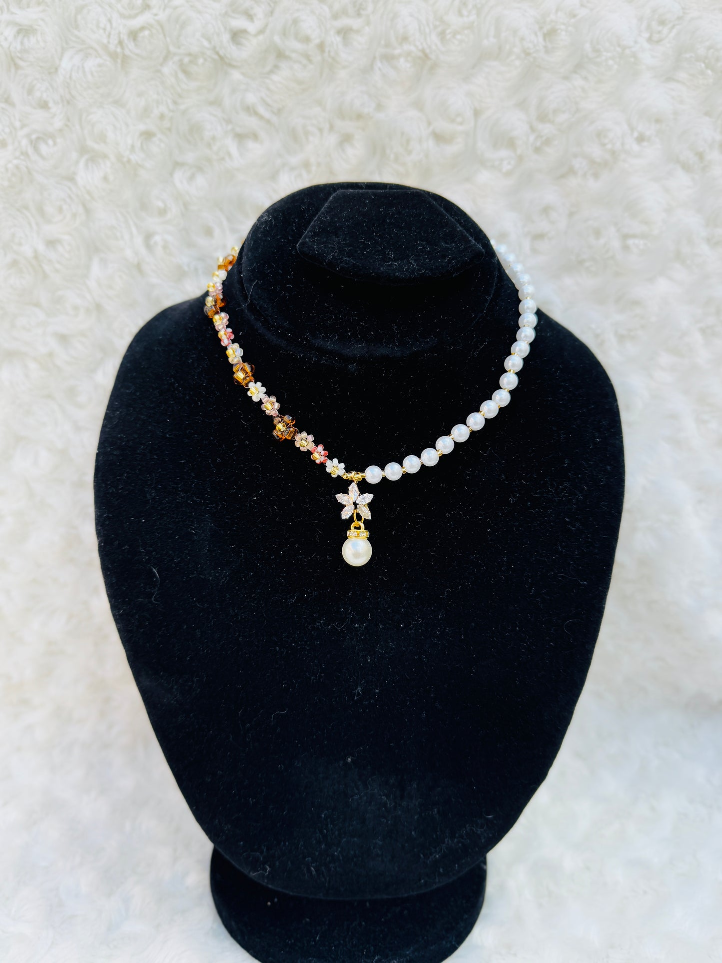 Elegant Flower Pearls Necklace – Handmade Jewelry